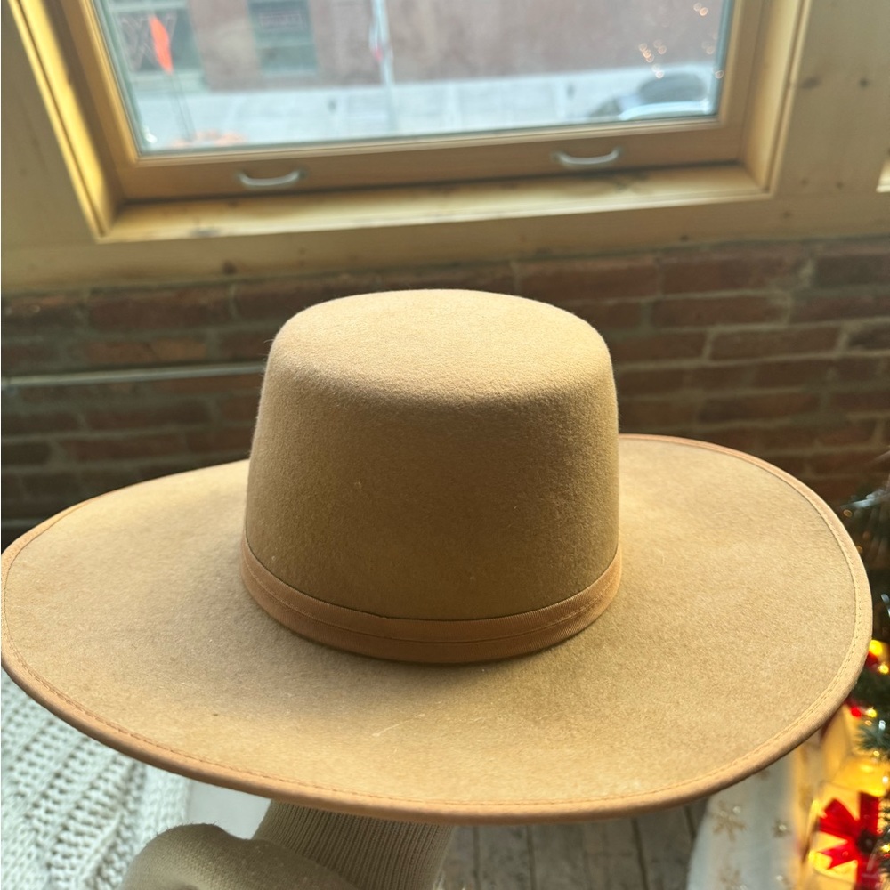 Lack of color diamond crown felt hat